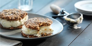 Photo de la Recette: Sandwich à la Crème Glacée Irrésistible au Biscuit de Gruau et de Raisins Secs