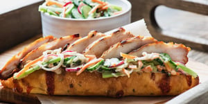 Sandwich au Poulet BBQ Whisky et Cassonade avec Rémoulade du Jardin