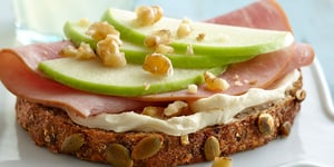 SANDWICH OUVERT AU JAMBON ET BRIE