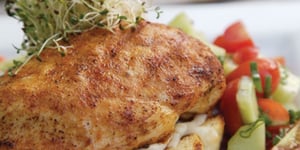 Photo de la Recette: SANDWICH OUVERT AU POULET AVEC SALSA AUX CONCOMBRES ET TOMATES