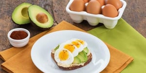 Photo de la Recette: Sandwich Ouvert aux œufs avec Houmous et Avocat