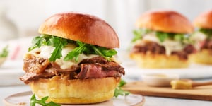 Sandwichs au Bifteck en Sauce