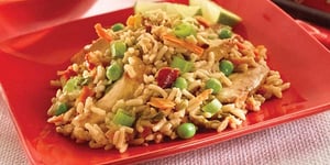 Photo de la Recette: Saté de Poulet avec Riz Frit au Poulet