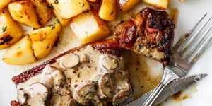 Sauce à la Crème de Champignons et de Steaks au Beurre à L'ail Poêlé