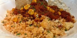 Sauce Chili et Boulettes Épicées sur Lit de Couscous