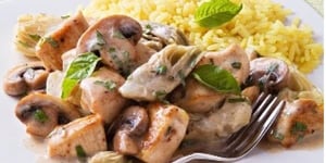 Photo de la Recette: Sauce Veloutée de Champignons et D’artichauts sur du Poulet au Basilic avec Riz Aromatisé au Safran