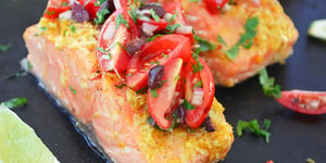 Photo de la Recette: SAUMON AUX AGRUMES AVEC SALSA DE TOMATES ET D’OLIVES