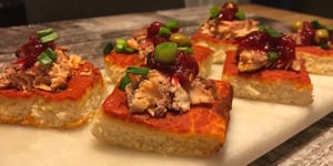 Saumon Fumé sur Pain Pizza avec Canneberges