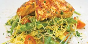 Photo de la Recette: Saumon Grillé et Nouilles Singapour aux Légumes