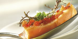 SAUMON MARINÉ AUX POIVRONS ET À LA CIBOULETTE