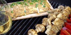 Photo de la Recette: SAUMON SAUCE MOUTARDE SUR PLANCHE DE CÈDRE