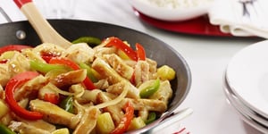 Photo de la Recette: SAUTÉ AIGRE-DOUX AUX POITRINES DE POULET TRANCHÉES, ASSAISONNÉES ET RÔTIES AU FOUR