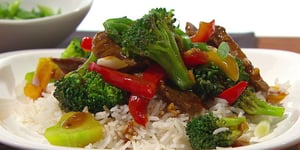 SAUTÉ DE BŒUF AU BROCOLI ET RIZ BASMATI