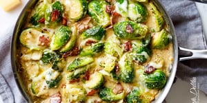 Sauté de choux de Bruxelles, Bacon, Sauce au Fromage et à L'ail Garnie de Mozzarella et de Parmesan