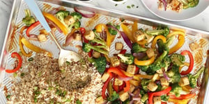 SAUTÉ DE TOFU AU FOUR AVEC RIZ AU SÉSAME GRILLÉ