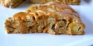 Photo de la Recette: Scones Pomme-Raisin Glacés à L’érable