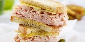 Photo de la Recette: SMOKED MEAT À LA DINDE, MOUTARDE ET FROMAGE EMMENTAL