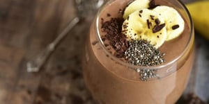 SMOOTHIE AU CHOCOLAT, BANANE ET GRAINES DE CHIA