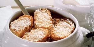 Photo de la Recette: SOUPE À L'OIGNON GRATINÉE