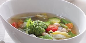 Photo de la Recette: SOUPE AU BOUILLON DE LÉGUMES ET EAU D’ÉRABLE AVEC PISTOU DE BEURRE D’ÉRABLE