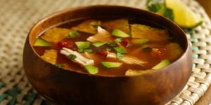 Soupe au Poulet et aux Croustilles au Maïs