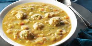 Soupe aux Pois Cassés et aux Boulettes de Poulet en Mijoteuse
