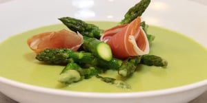 Photo de la Recette: SOUPE D'ASPERGES, MOZZARELLA ET COPEAUX DE JAMBON