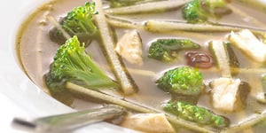 SOUPE DE POULET EXOTIQUE AU BROCOLI ET À LA POMME