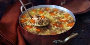 Soupe Nourrissante aux Boulettes à L’italienne