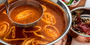 Soupe Rasam Épicée aux Oeufs et aux Tomates