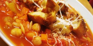 Photo de la Recette: Soupe Rustique à la Tomate, aux Pois Chiches et au Pain Grillé