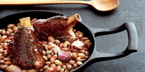 Souris D'agneau Laquée au Café, Cocos Frais et Piquillos