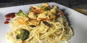 Spaghetti Tofu et Légumes avec Sauce Asiatique