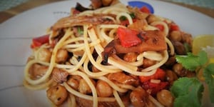 Spaghettis avec des Champignons et des Pois Chiches Caramélisés