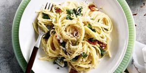 Spaghettis Carbonara au Chou Frisé et aux Tomates Séchées