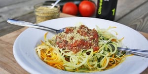 Spaghettis de Courgette, Sauce aux Tomates Fraîches et Crumesan aux Graines de Chanvre