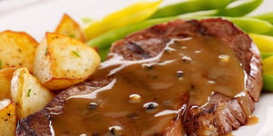 Photo de la Recette: Steacks Sauce au Poivre Haricots Verts et Pommes de Terre Sautées