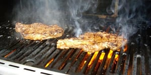 Photo de la Recette: STEAKS BBQ JUTEUX STYLE GRAND RESTAURANT