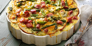 STRATA AUX ASPERGES, AU JAMBON ET AU CHEDDAR