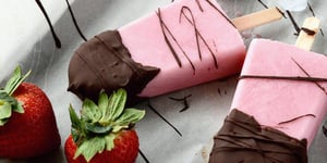 Photo de la Recette: Sucettes Glacées aux Fraises & Chocolat