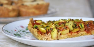 Photo de la Recette: Tarte à la Courgette, Pâte à la Farine de Pois Chiches {sans gluten, vegan}