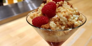 Photo de la Recette: Tarte à la Framboise Déstructurée, Crumble aux Amandes et Crémeux au Chocolat Blanc