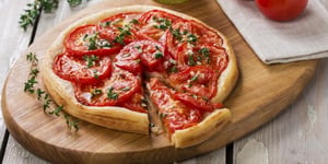 TARTE À LA MOUTARDE AUX TOMATES