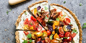 Tarte au Beurre à la Ricotta, au Parmesan et au Fromage à la Crème, garnie de Tomates Juteuses, de Basilic