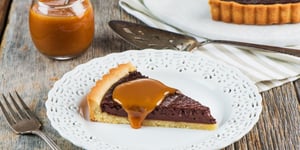 Tarte au Chocolat avec Sauce au Caramel Salé