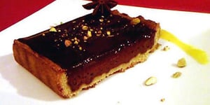 Photo de la Recette: Tarte au Chocolat Épicé et Pistache et son Coulis de Mangue Anisé