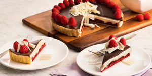 Tarte aux Framboises et aux Chocolats Blanc et Noir