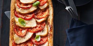 Photo de la Recette: TARTE AUX TOMATES DE JARDIN, AU BASILIC ET AU POULET