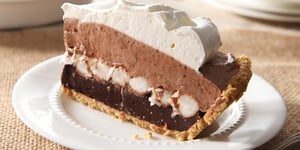 Tarte Étagée au Pouding au Chocolat et à la Guimauve