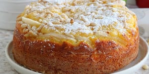 Tarte-gâteau Gourmande aux Pommes et à la Crème Anglaise